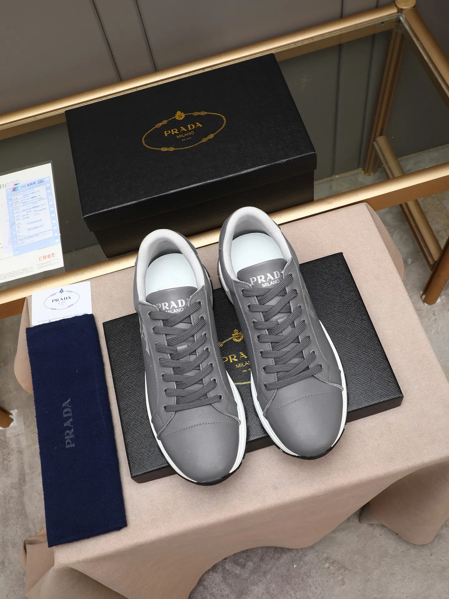 Men's shoes 💰460 PRADA's new model is on the market, the picture above is a must-sell! Fashionable casual men's shoes, trendy and versatile, relaxed and sporty style, imported cowhide leather uppers 3D printed and ultra-fine workmanship. Light and comfortable on the feet, available in 5 colors! 38-44(45 customized)